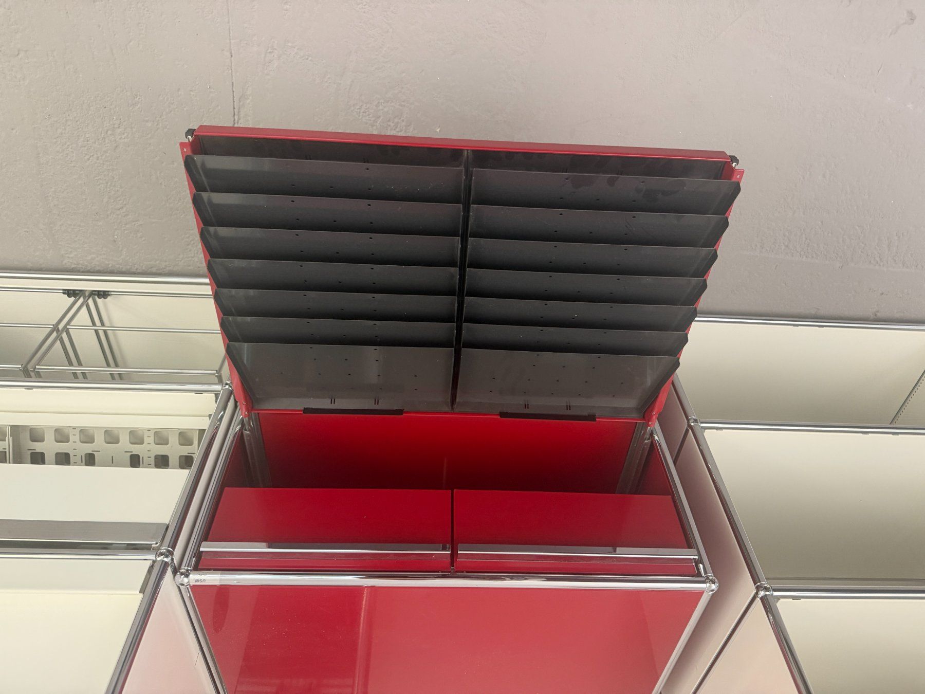 USM Cassettiere: USM Haller Sideboard Rot - Regal – Usato da Pfäffikon SZ venduto da xevo_Networks 3