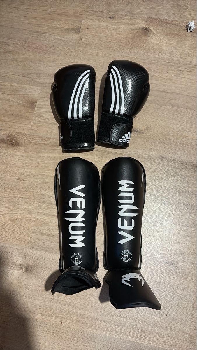 Protezioni & Imbottiture: Boxhandschuhe und Schienbeinschoner Set gebraucht – Usato da Eglisau venduto da de_Lomia