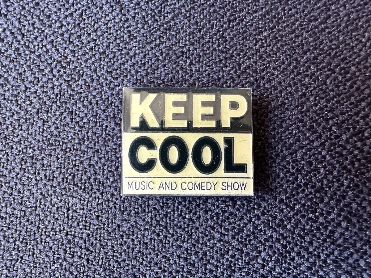 Placchette & Badge: KEEP COOL / Pin – Usato da Au ZH venduto da Wildernesspudding
