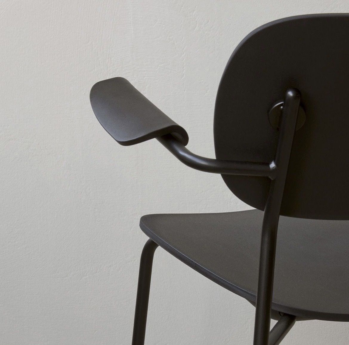Audo Sedie: Audo chaise co Dining par Norm architects – Usato da Prangins venduto da Kumitatestudio 5