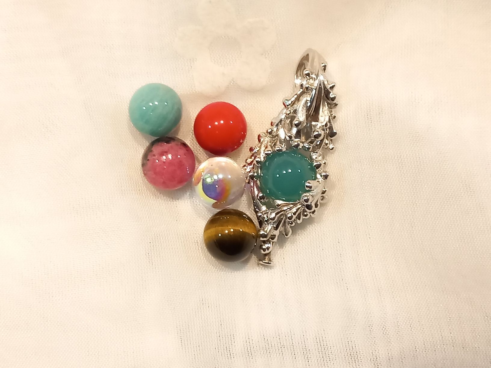 Libri: Pendentif broche Gilbert Albert en or blanc – Usato da Ovronnaz venduto da Ma-94-hey 2