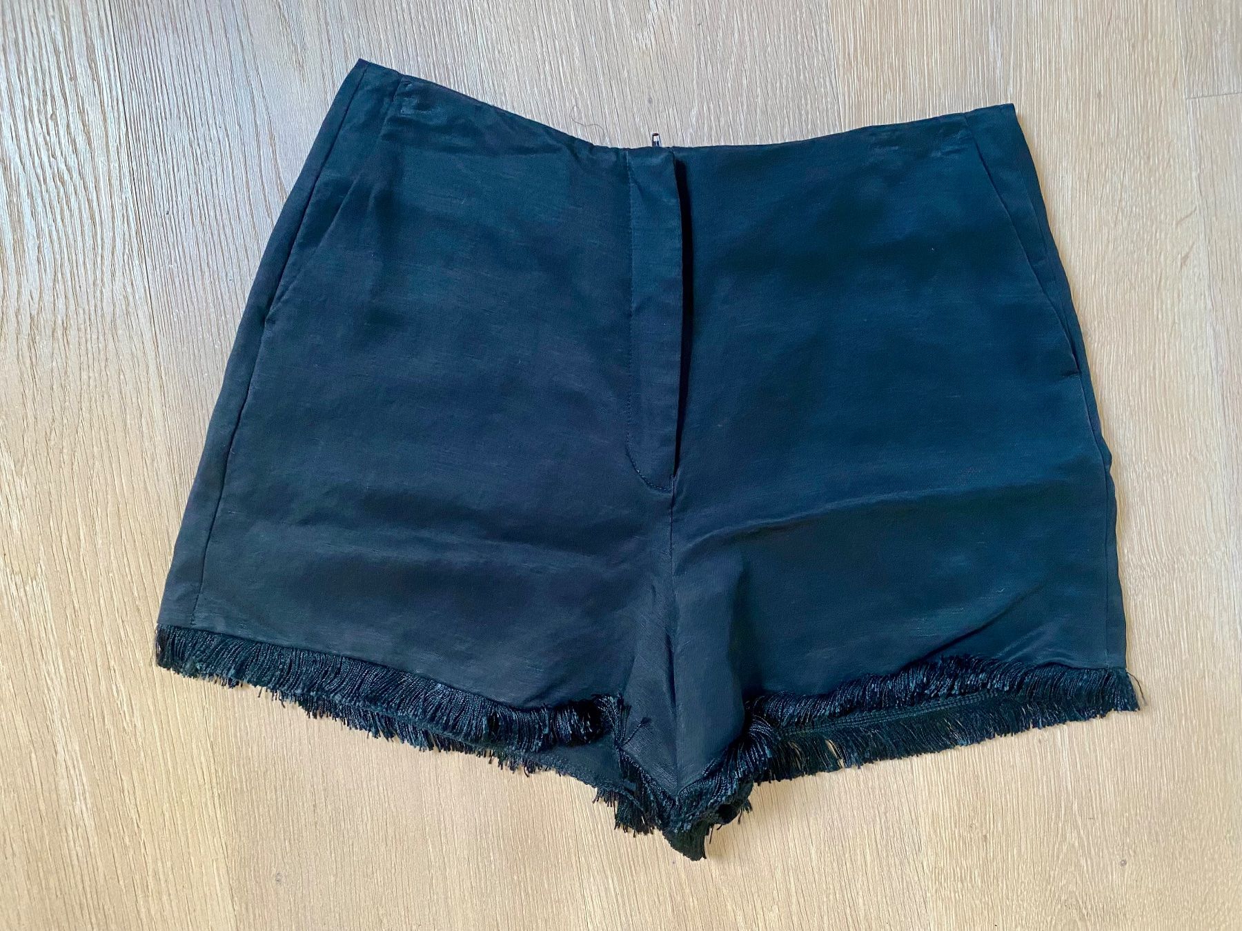 Sandro Hosen: Schwarze Shorts mit Fransen, Marke Sandro, Grösse 38 – Gebraucht aus Winkel von Flyhy2020 1