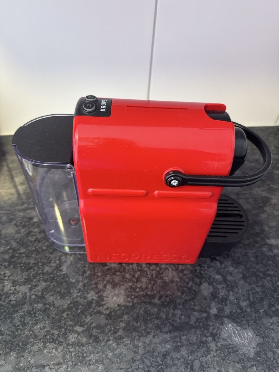 Nespresso Kaffeemaschinen & Espressomaschinen: Nespresso Krups Rot – Gebraucht aus Zürich von pie_6ccs 1