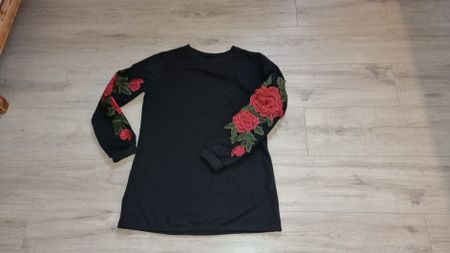 Schwarzes Sweatshirt mit Rosenapplikation Gr. S