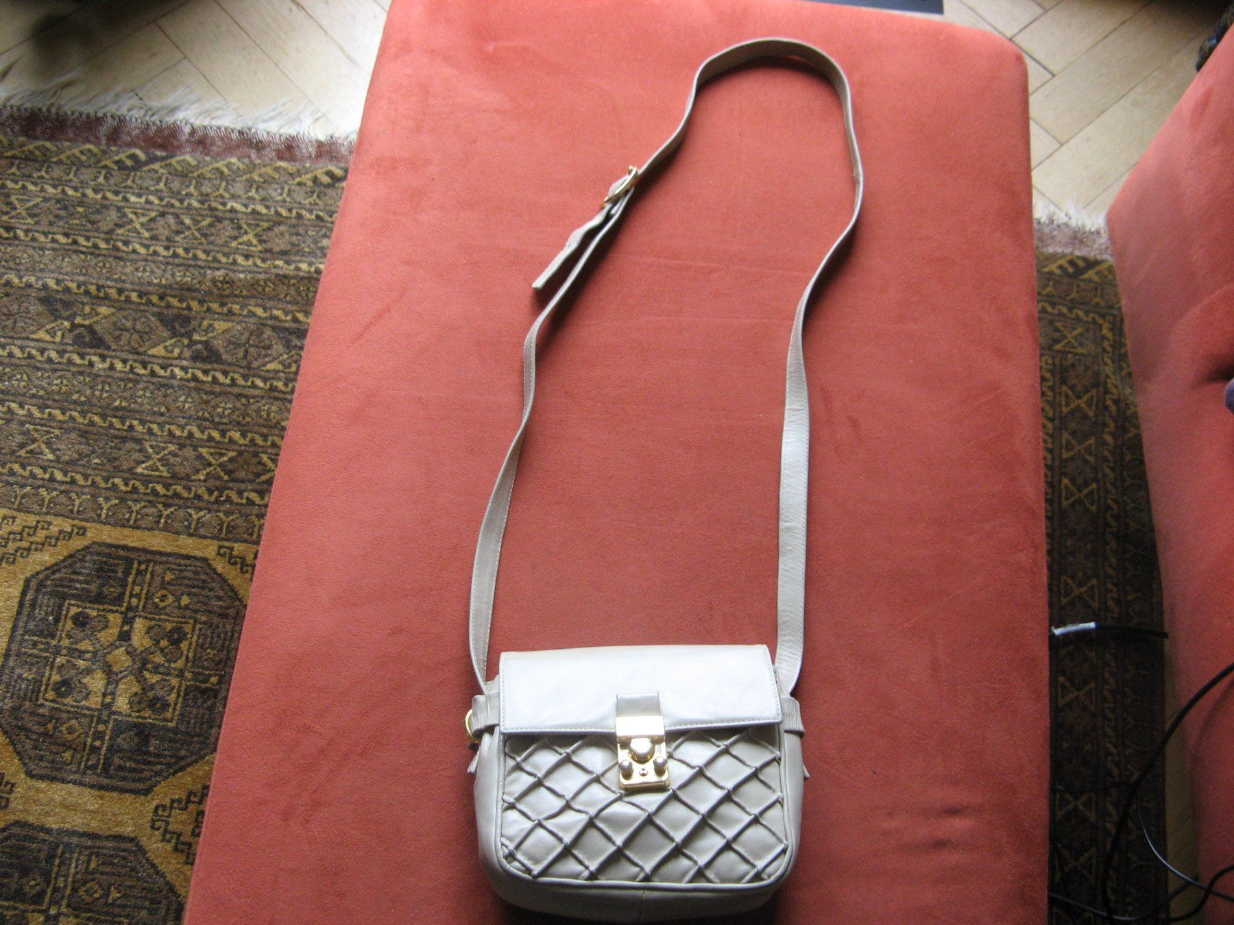 Taschen für Damen: kleine Tasche beige Leder Locher – Gebraucht aus Zürich von apil 4