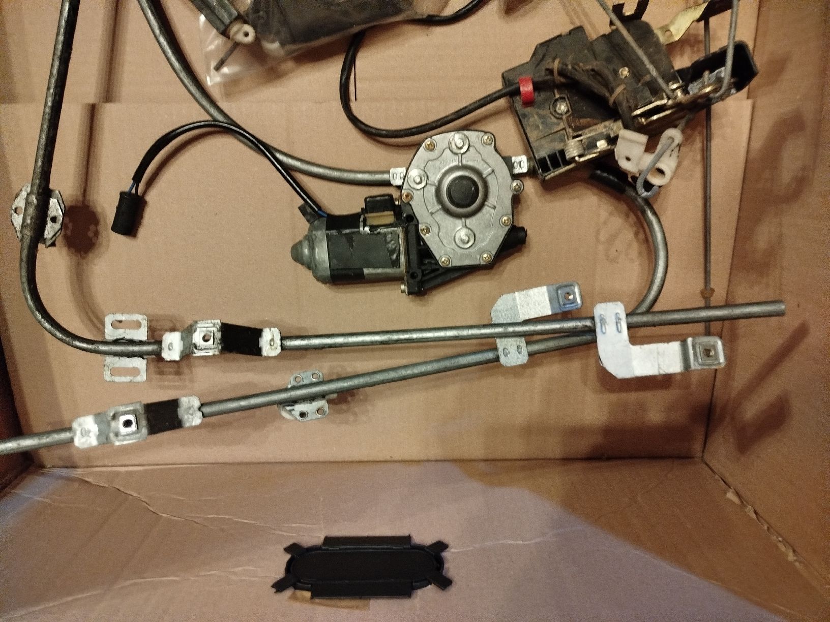 BMW Tutti pezzi di ricambio auto: Bmw E30 vitre électriques, verrouillage porte – Usato da Neuchâtel venduto da lyd_67kk 1