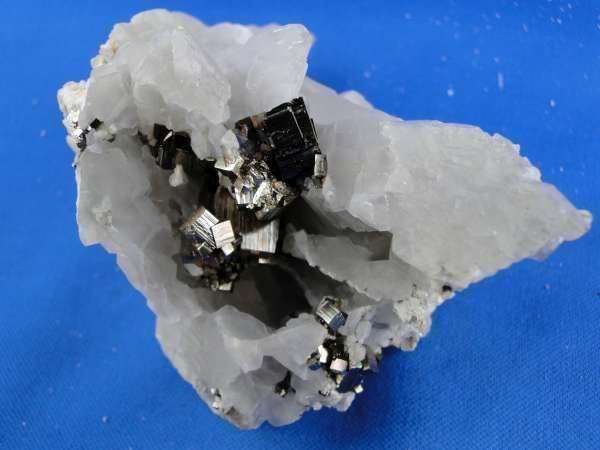 Mineralien & Heilsteine: Pyrit auf Calcit (UV-Pink) – Gebraucht aus Schinznach Bad von Demerald 5