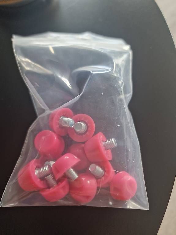 Toutes les pièces auto: Tacchetti in plastica di ricambio – D'occasion à Ronco sopra ascona par moi_w9hy