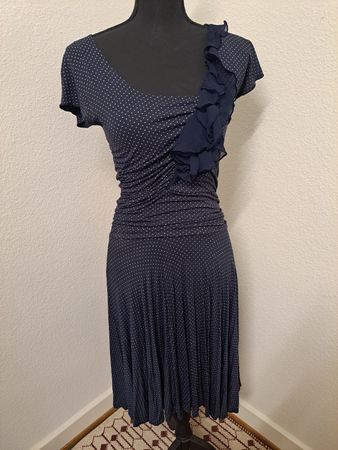 Festliches Kleid mit Punkten