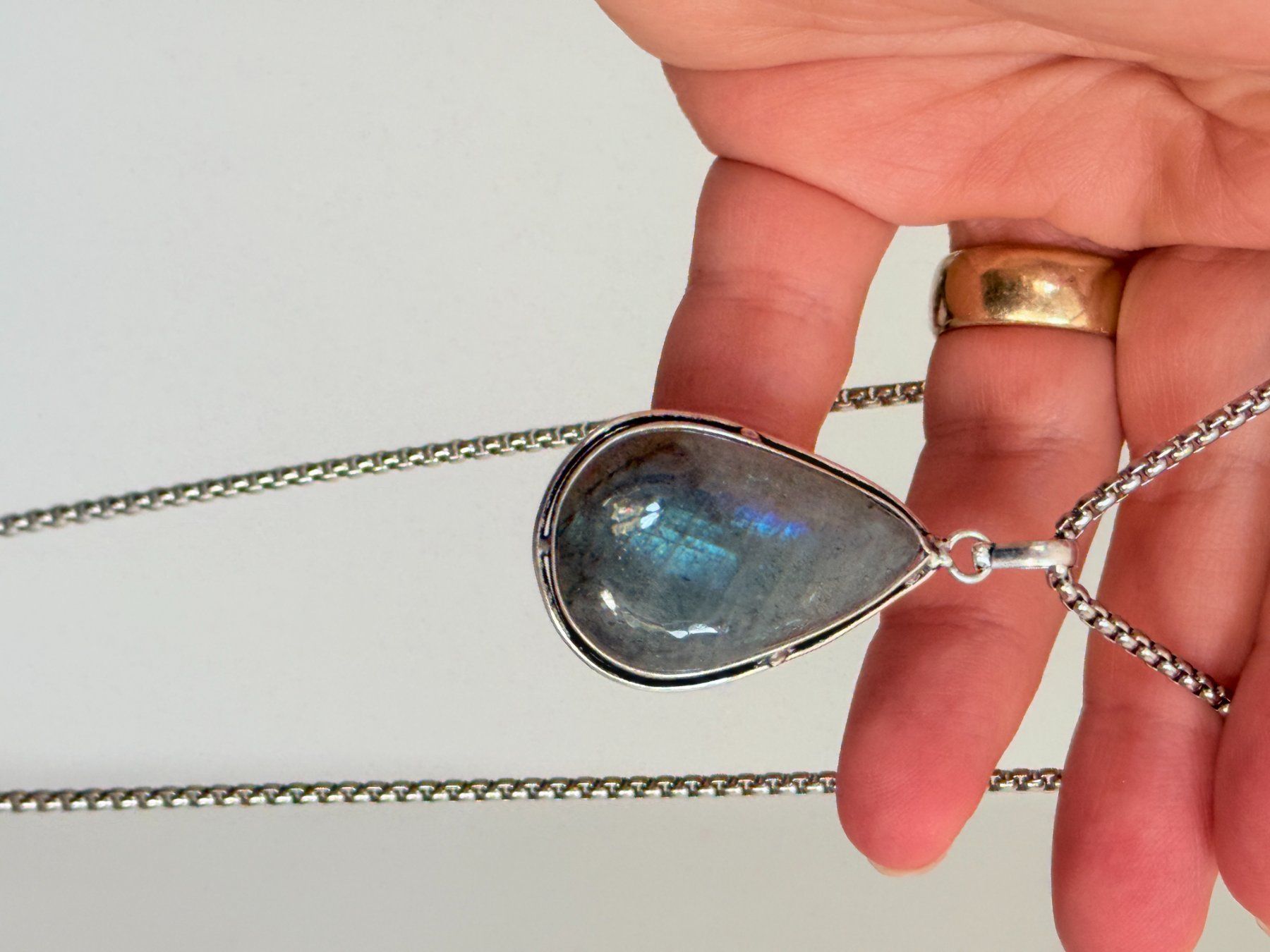 Ketten: Collier avec Labradorite – Neu und originalverpackt aus Genève von AWWA 2