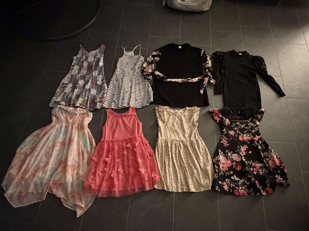 Lotti & Set di vestiti: Kleiderpaket Mädch. Gr. 128 vers. Marken  – Usato da Kaisten venduto da Enjoy1976