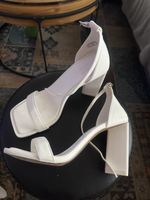Weisse Sandalen mit Blockabsatz, perfekt für den Sommer!