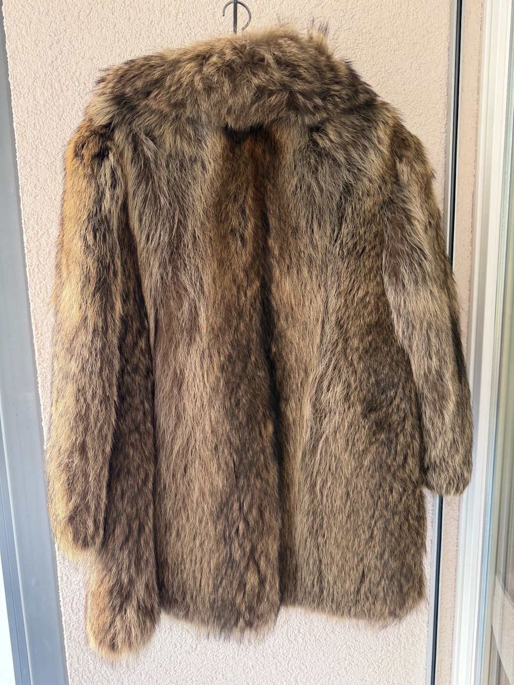 Manteaux: Echtpelz Mantel Koyote oder Waschbär – D'occasion à Zürich par ago_f7ws 1