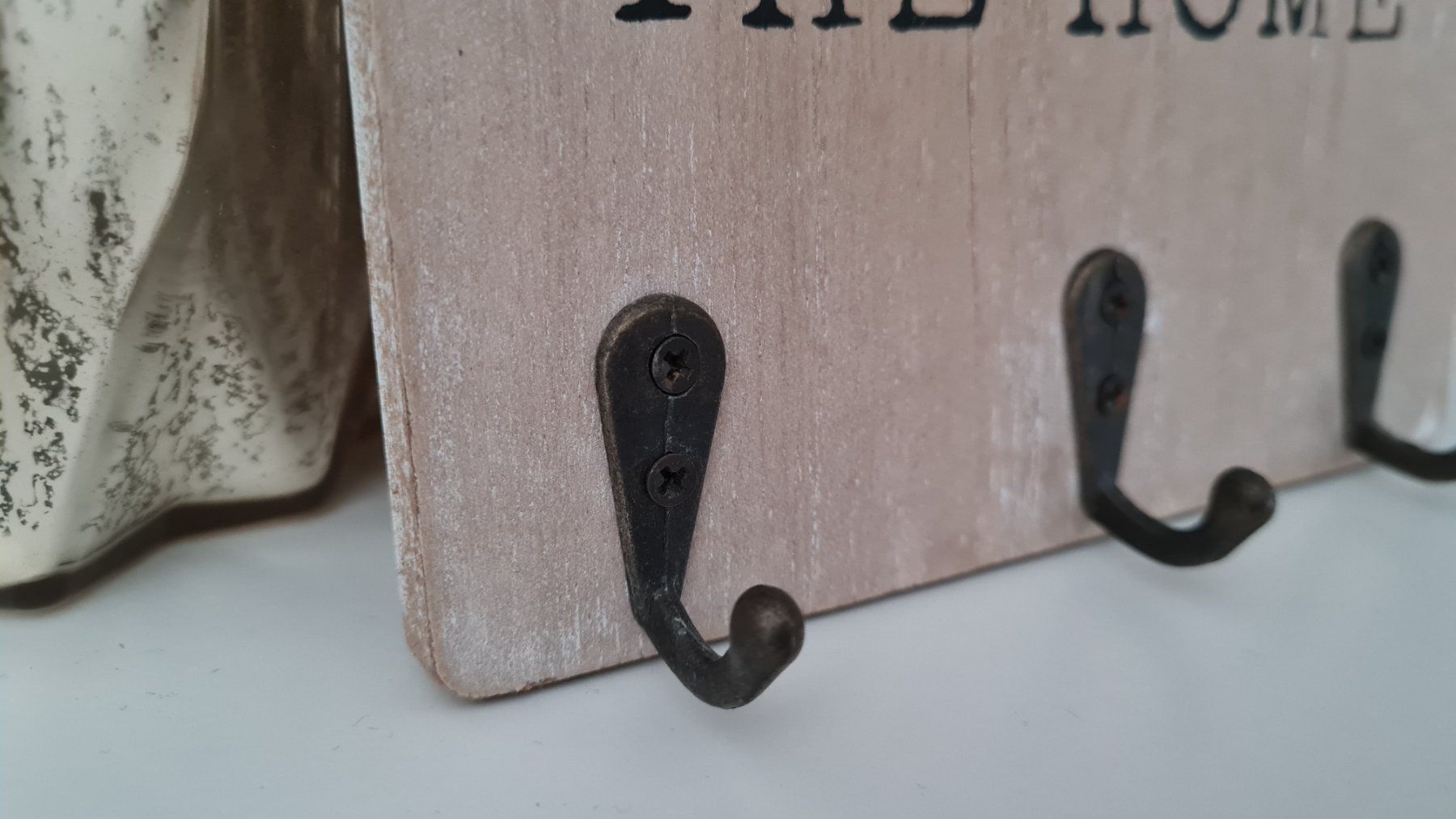 Tutte le decorazioni: Industrial Skandi Deko Shabby Holzbrett mit Hacken – Usato da Niederweningen venduto da Obson 1