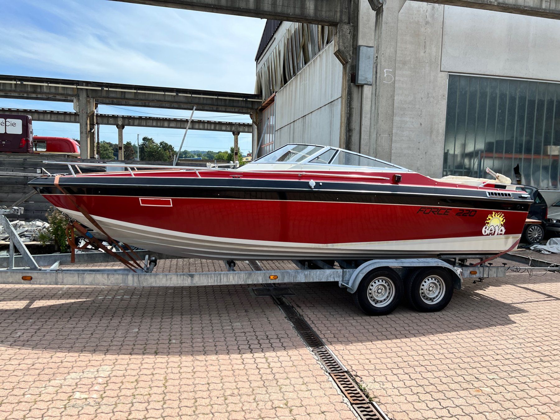 Baja Barche: BAJA 220 FORCE STEHT IM WASSERPLATZT – Usato da Avenches venduto da BOOTTRANSPORTE
