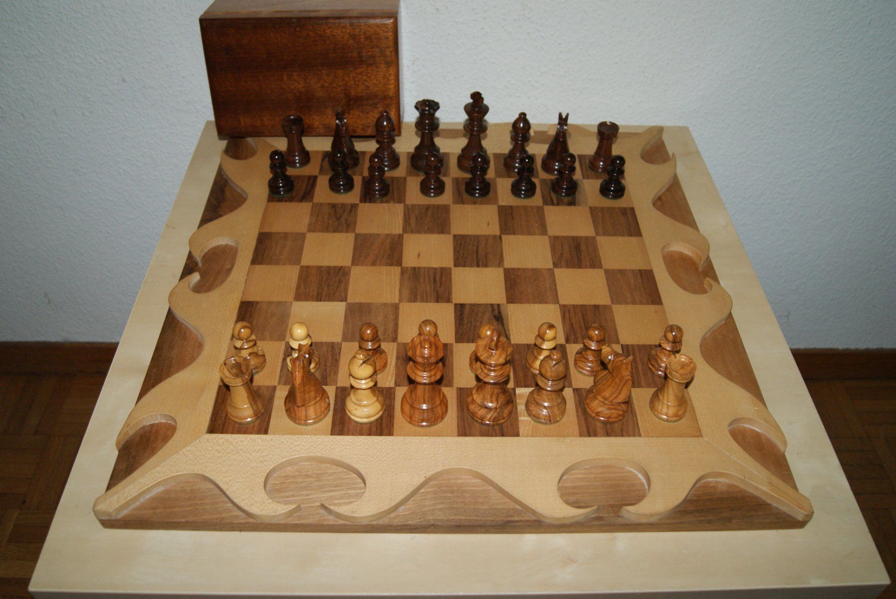 Giochi: Schach mit Figuren aus Holz, Schachbrett – Usato da Zürich venduto da Widi1