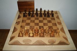 Schach mit Figuren aus Holz, Schachbrett