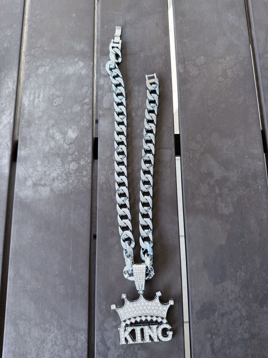 Colliers: Collier King  – D'occasion à Renan BE par Meh1983
