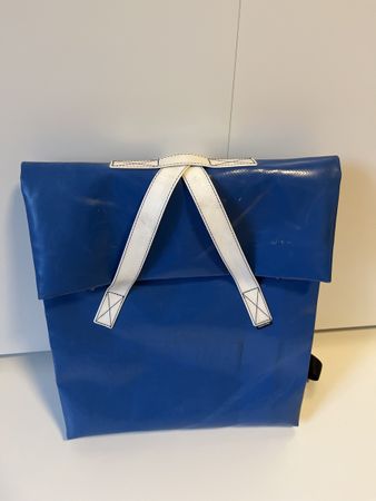 FREITAG-Rucksack Kowalski: blau mit weissen Trägern