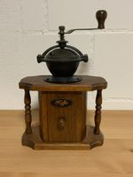 Antike Kaffeemühle aus Holz, nostalgisch & dekorativ