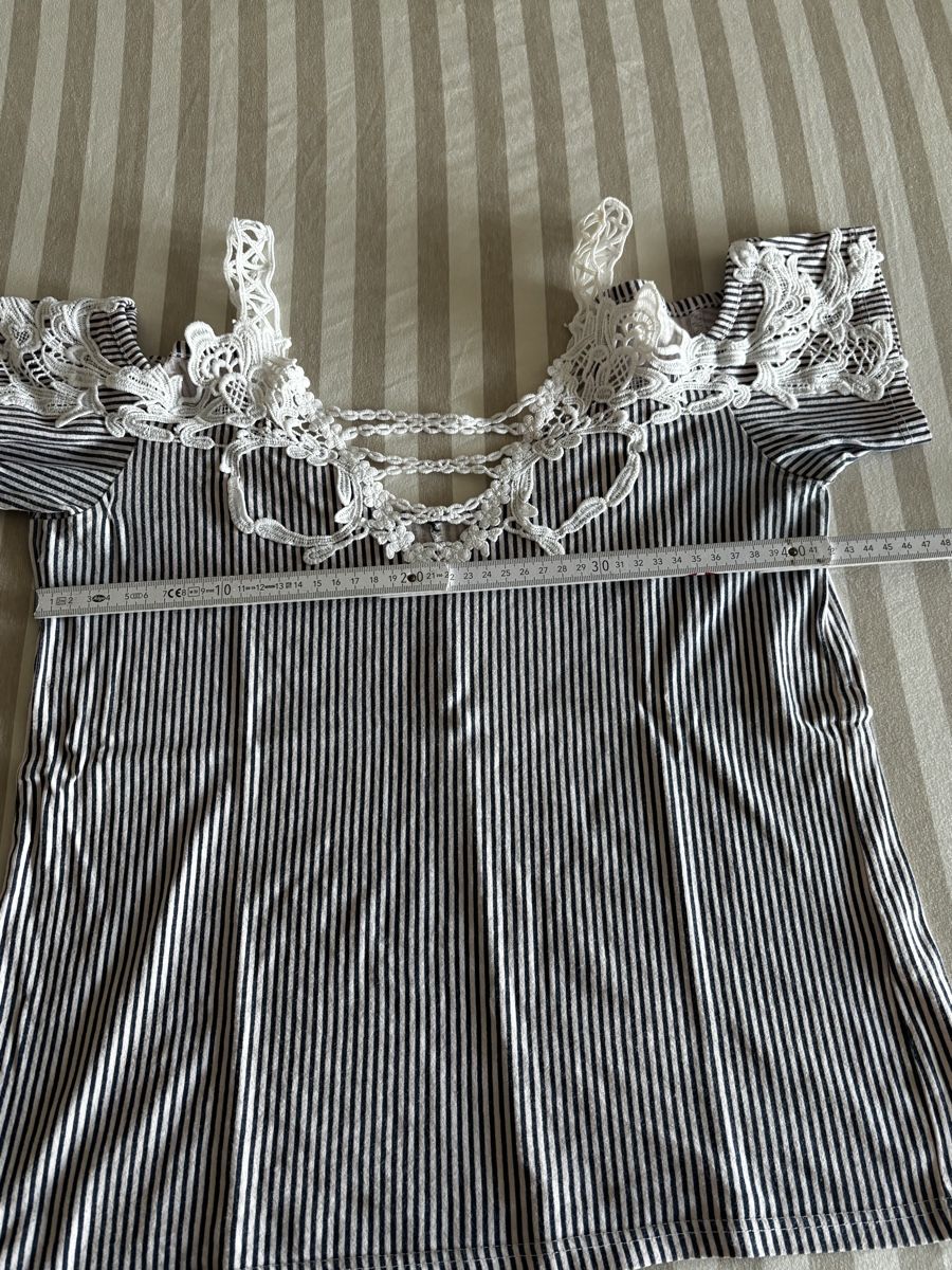 T-Shirts: Damen Top gestreift mit Spitze Grösse 38 – Gebraucht aus Salenstein von Silly...0 2