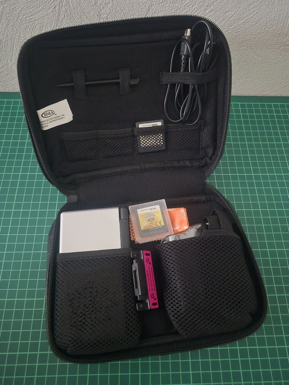 Nintendo Console: Nintendo DS Lite & Guitar Hero Tour Bundle - Complete! – Nuovo (secondo la descrizione) da Meyrin venduto da Retro-GZ 8