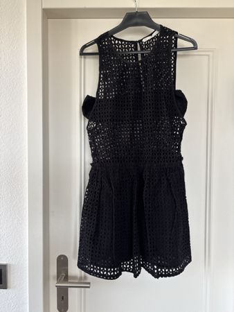 Robe noire guipure avec brassière intégrée 