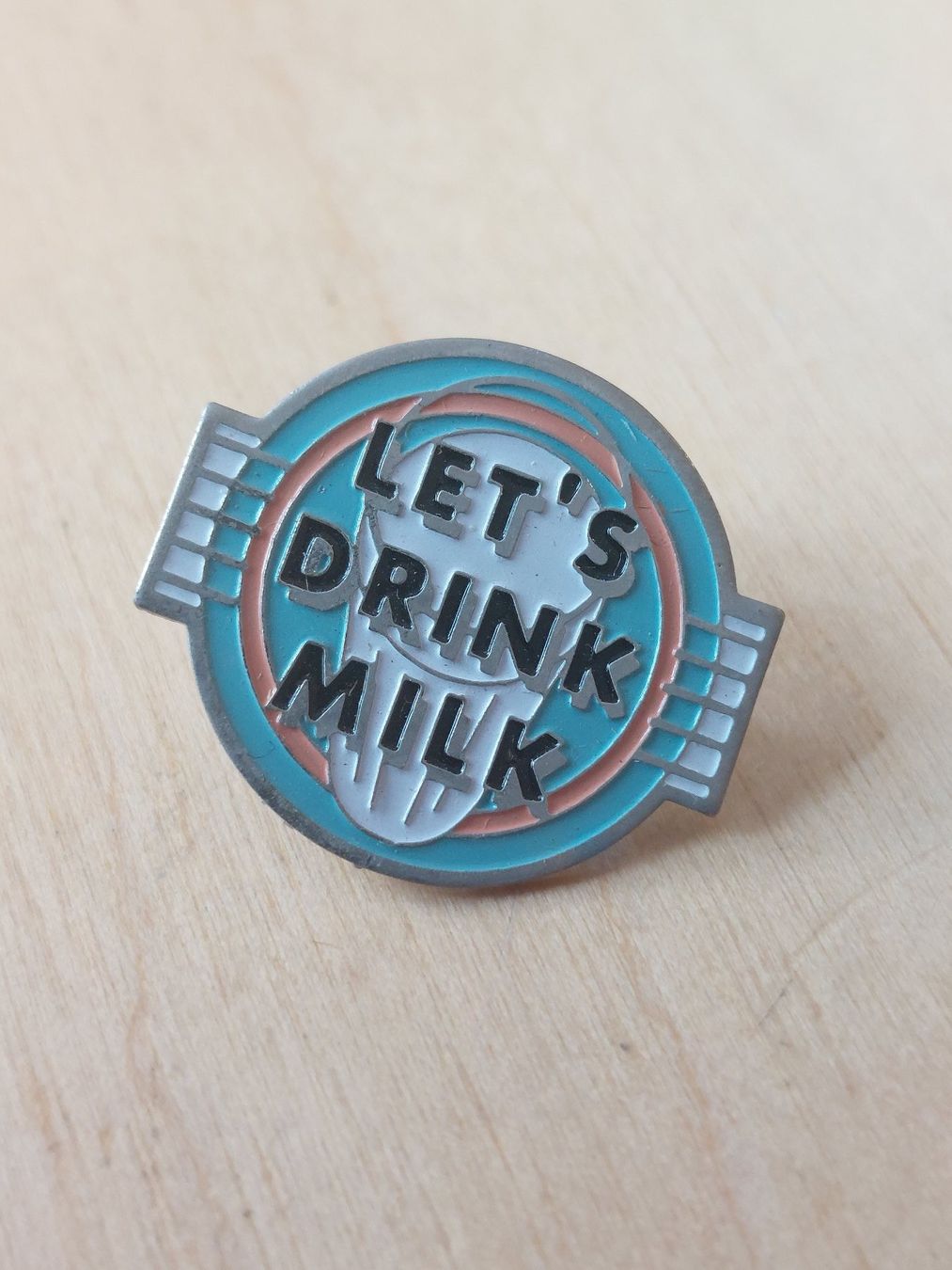 Placchette & Badge: LET'S DRINK MILK - PIN – Usato da Gipf - Oberfrick venduto da Esnoopy 3