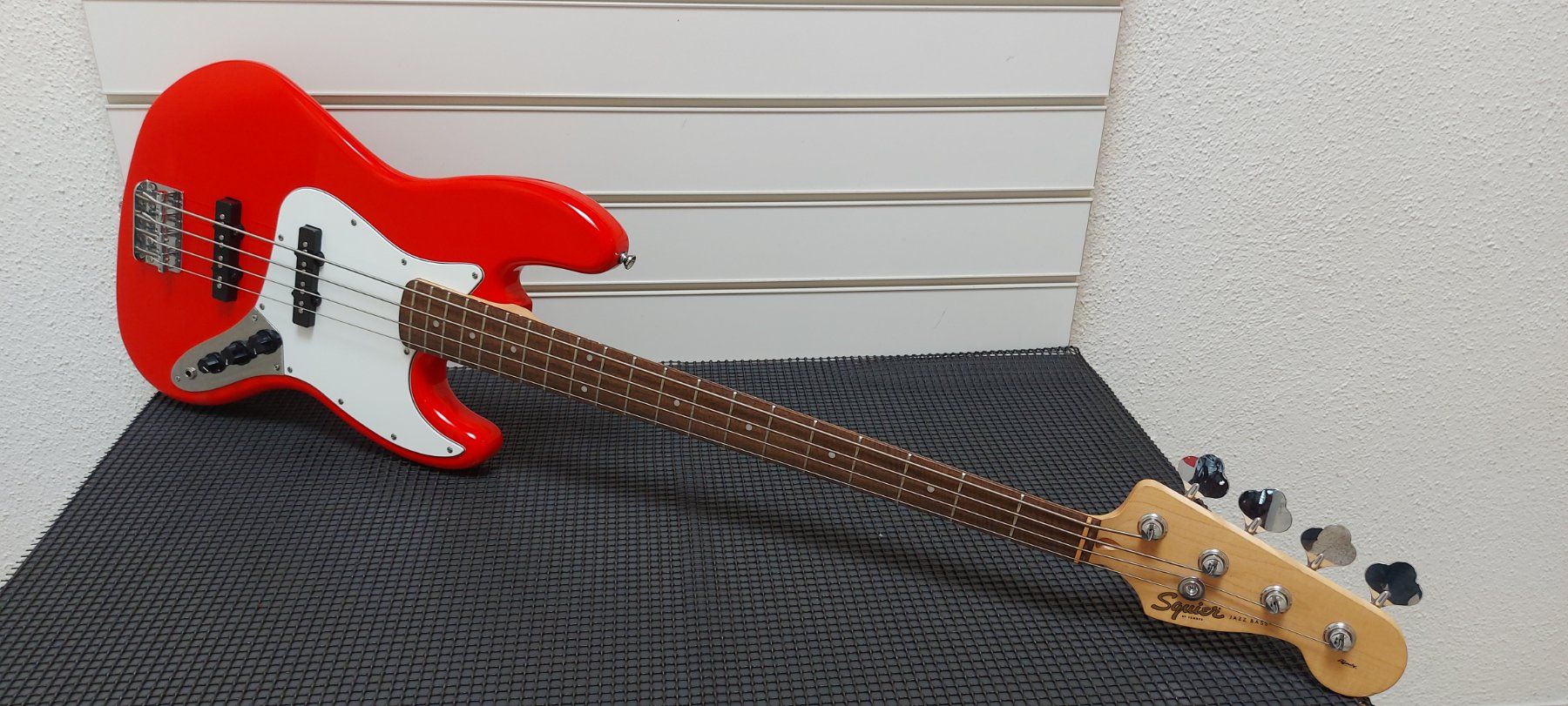 Strumenti musicali: Fender Squier Jazz e-bass frisch ab service – Usato da Glattbrugg venduto da Swissmusik