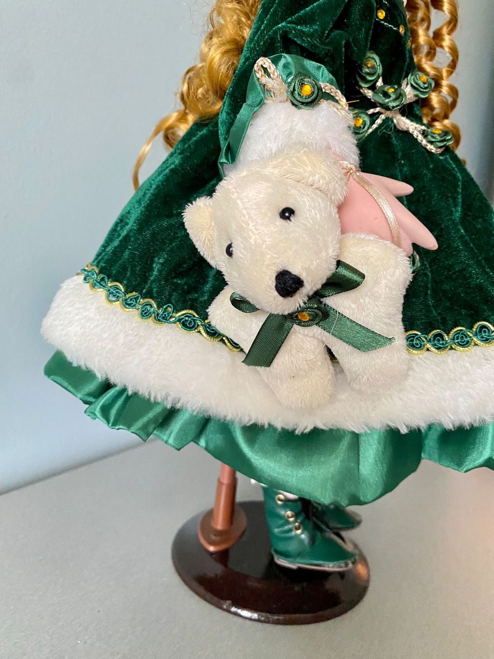 Bambole: Puppe im grünen Samtkleid mit Bärchen – Usato da Grenchen venduto da glamourlady 2