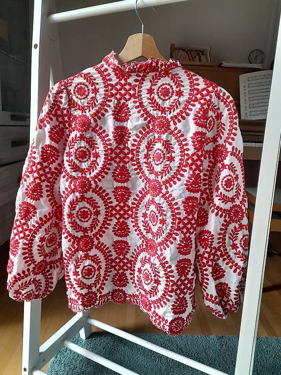 Camicette: Bluse mit rotem Blumenmotiv Gr. M – Usato da Dietlikon venduto da Asienka 3