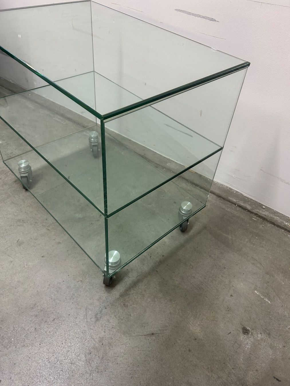 Mobili TV: TV-Möbel aus Glas mit einem Tablar auf Rollen – Usato da Zürich venduto da Levelart 2