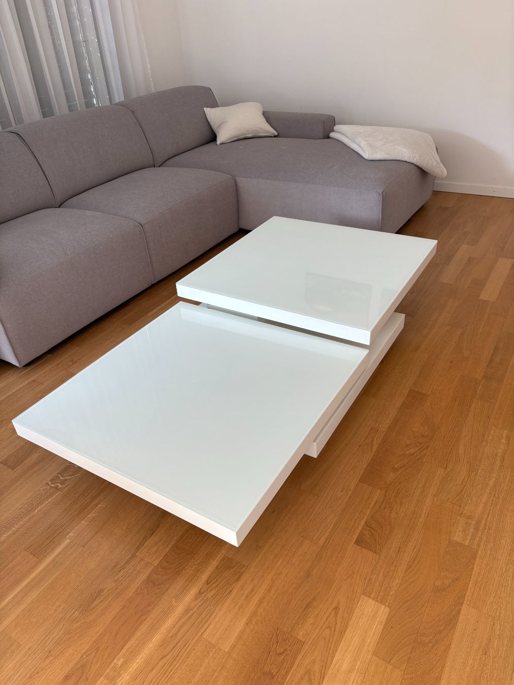 Tavoli: Couchtisch weiss mit Glasabdeckung – Usato da Urdorf venduto da Rini81 1