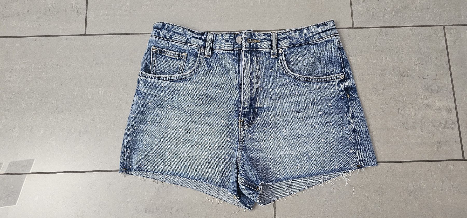 Jeans: jeans corto nuovi – Nuovo (secondo la descrizione) da Gordola venduto da Alfacigno