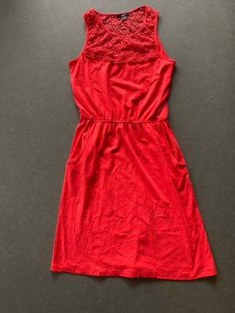 Damen: rotes Tragerkleid. Grösse S 36/38