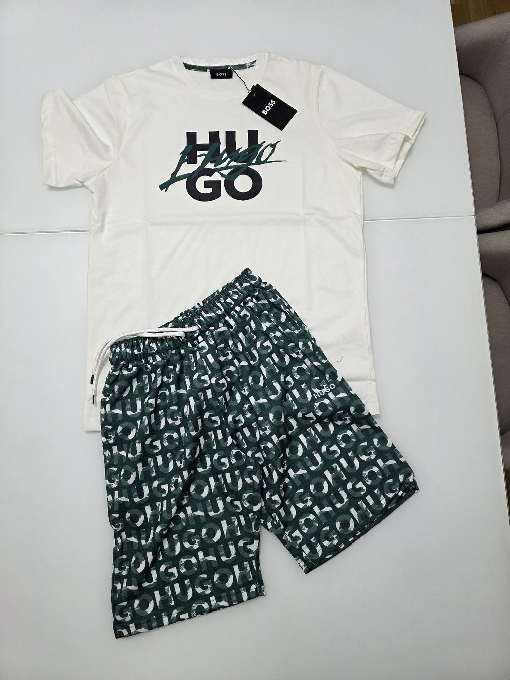 Hugo Boss Kleiderpakete: Boss T-shirt und Shorts – Neu und originalverpackt aus Bern von Alicebeloto