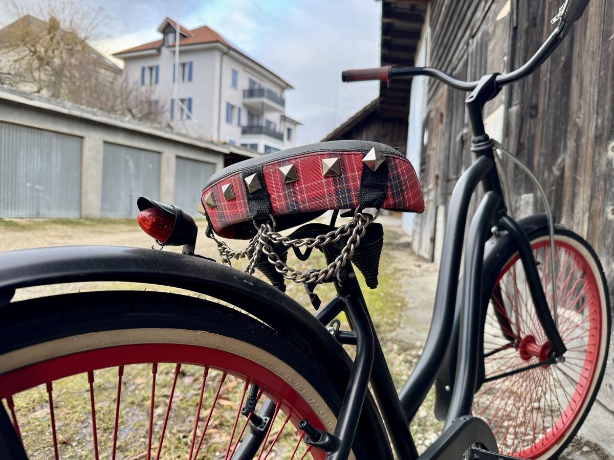 Biciclette: Vélo unique cruiser noir et rouge custom sur mesure – Usato da Tavannes venduto da cyn_8xs5 6