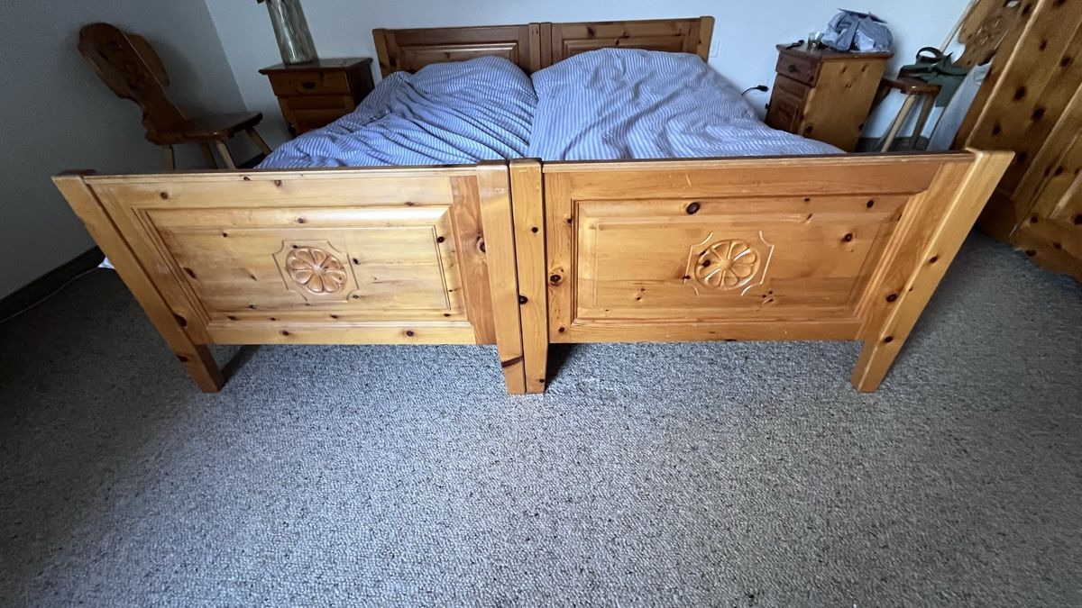 Lits: 2x Einzelbett mit Schnitzerei 90x200 – D'occasion à Laax GR par mic_f96f