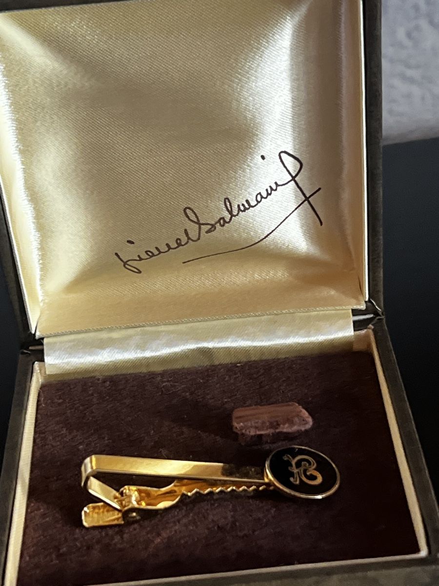 Broschen & Nadeln: Pierre Balmain Krawattenklammer Vintage mit Box – Gebraucht aus Winterthur von Dejv