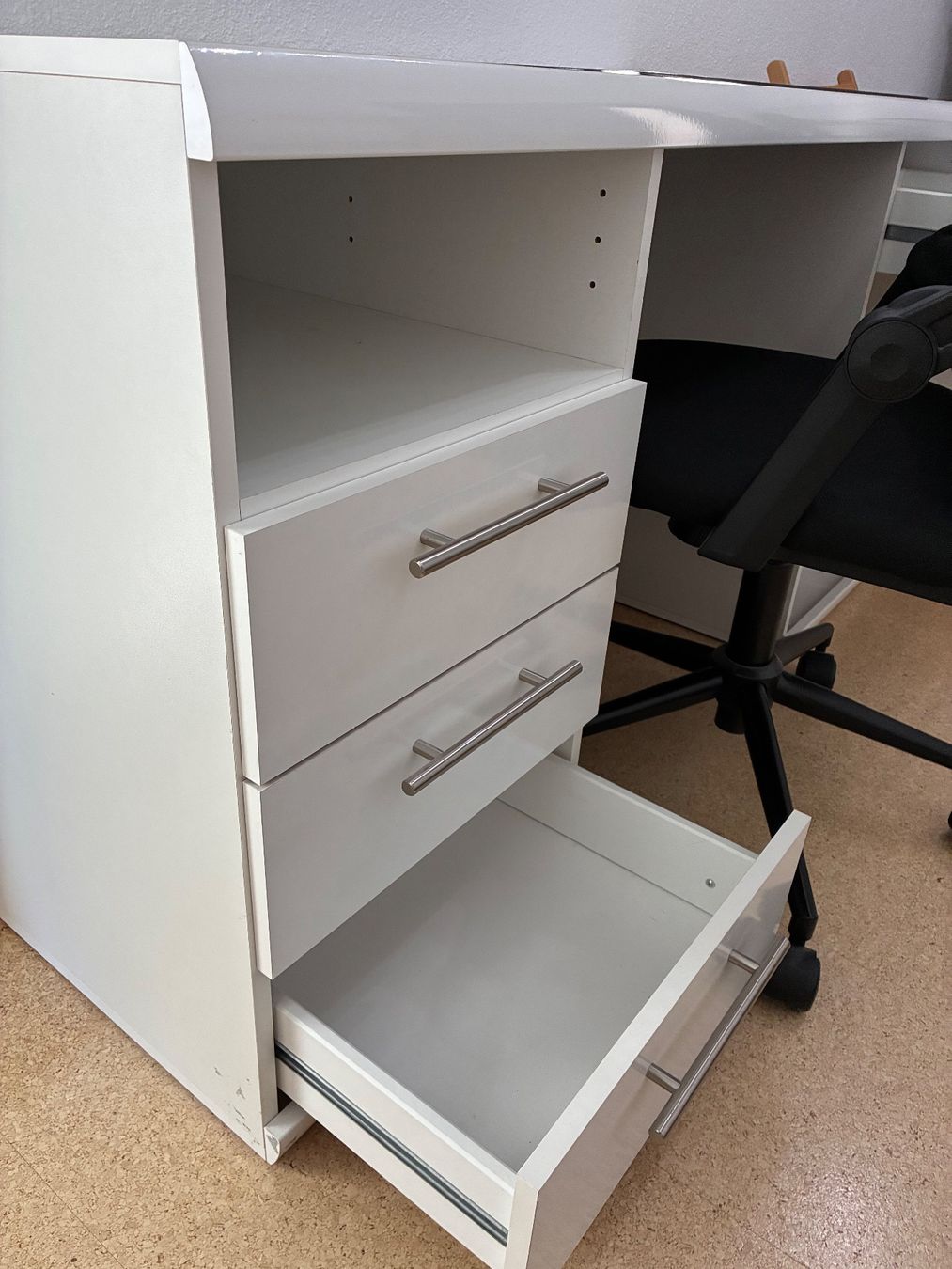Bureaux: Schreibtisch mit Bürostuhl – D'occasion à Pfäffikon ZH par C.Benz1 2