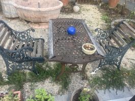Antiker Tisch mit 2 Stühle Gusseisen Holzelemente gebraucht