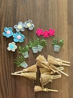 Deko Stoffblumen und kleine Reissbesen