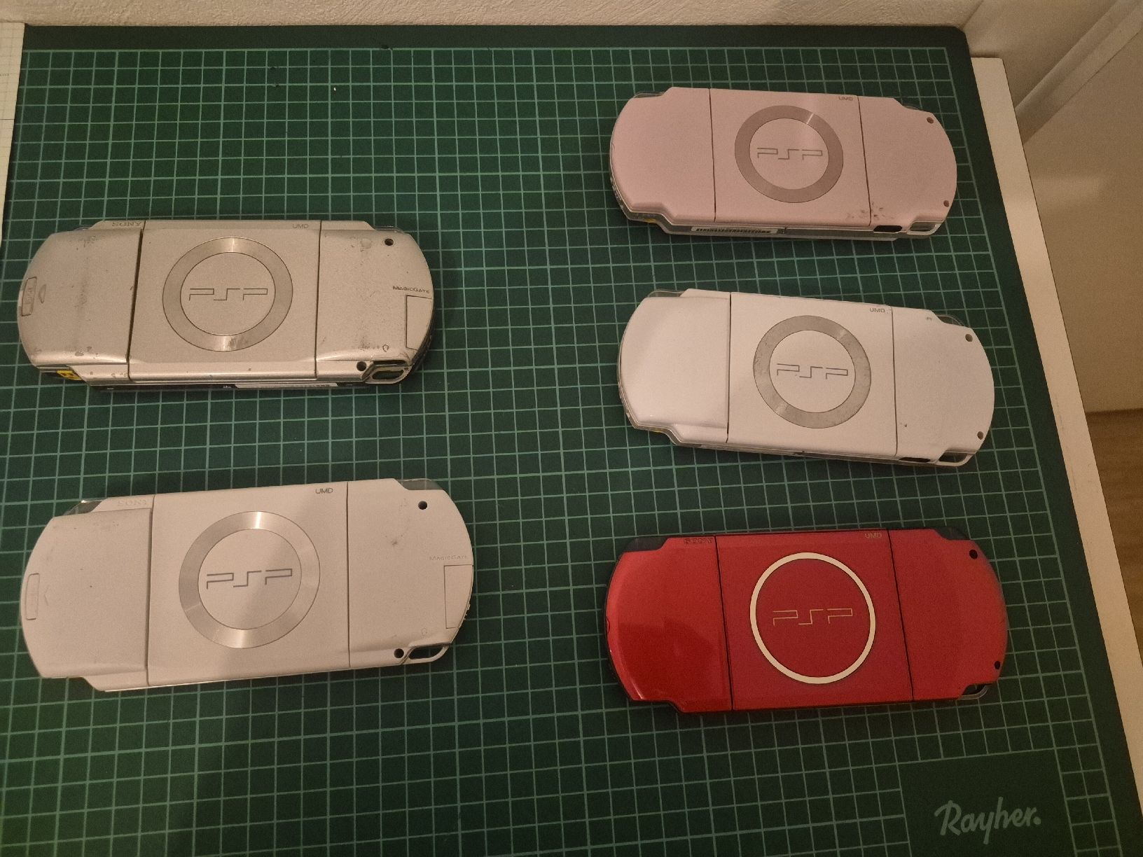 Sony Console: Sony PSP Collection: Five Handheld Consoles - Summer Fun! – Usato da Meyrin venduto da Retro-GZ 1