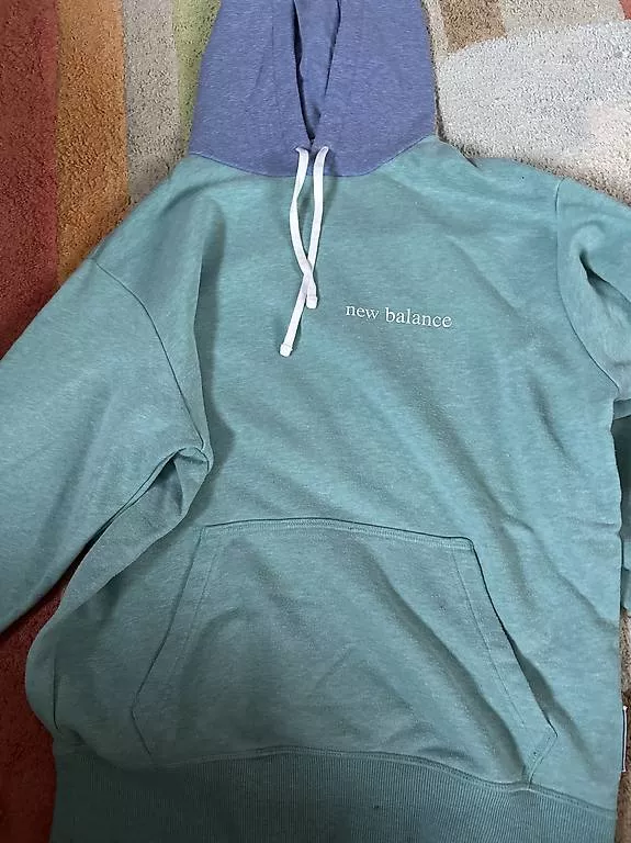 Pullover & Sweatshirts: New Balance Pullover  – Gebraucht aus Kilchberg von fel_q8pv