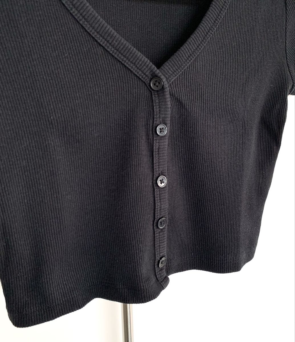 Top: Crop Tops - ZWEI Stück (Schwarz und Weiss) – Usato da Düdingen venduto da Hiron_o7 1