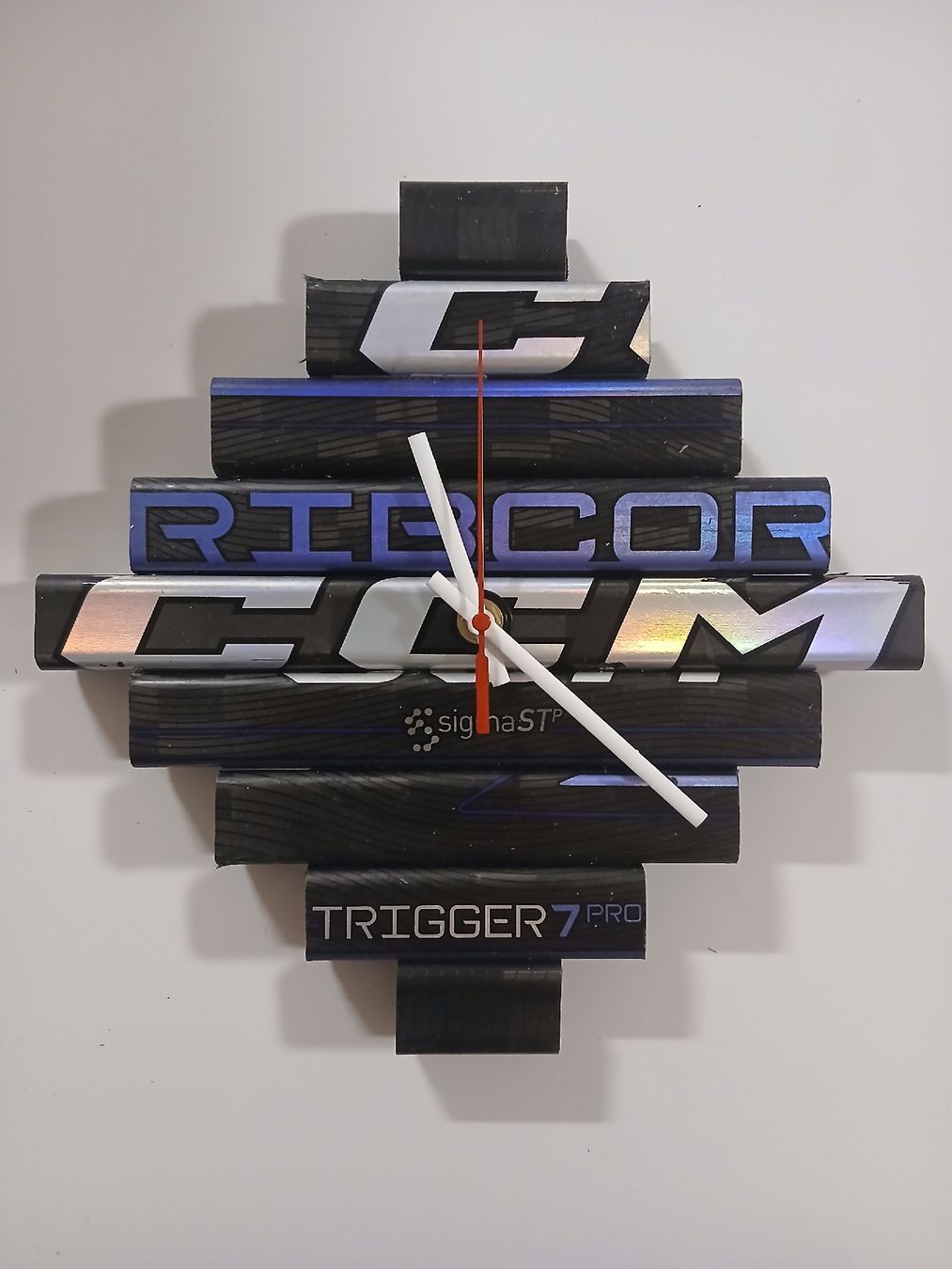 Orologi: Hockey stick clock CCM Trigger 27x27 cm – Usato da Taverne venduto da damigiano