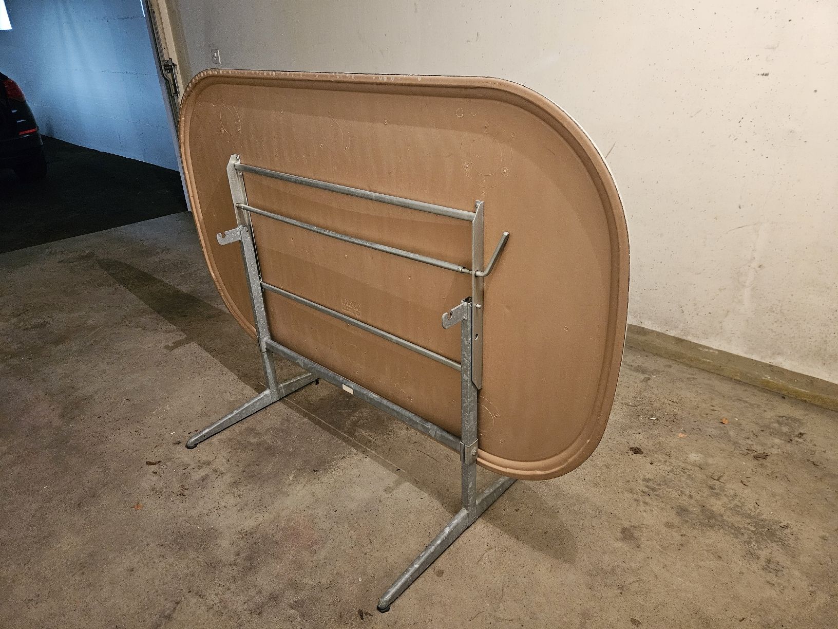 Set di tavolo e panche: Gartentisch oval klappbar mit Stühlen – Usato da Dagmersellen venduto da ChregiBume 1