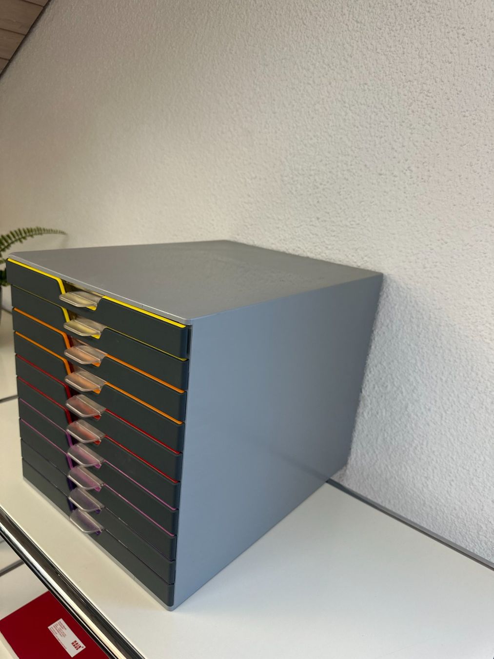 Sistemi di archiviazione: DURABLE VARICOLOR Schubladenbox 10 Fächer A4 grau/multicolor – Usato da Engwilen venduto da Sale_24 2
