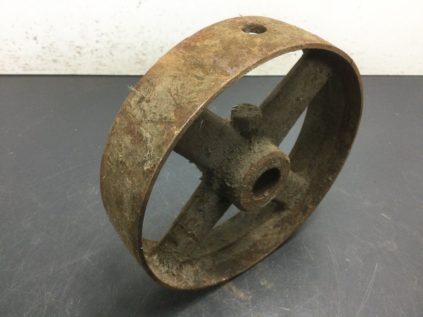 Outils anciens: Gebrauchte kleine Riemenscheibe Transmission – D'occasion à Wangen SZ par kuriosum12