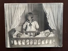 Alte Schwarzweiss-Fotografie: Kind mit Zwillingen (40x31cm)